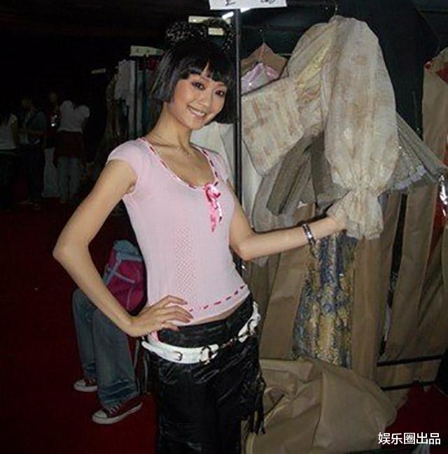 王鸥|王鸥早期生活照曝光，穿搭洋气妆容浓艳，造型太野引起热议