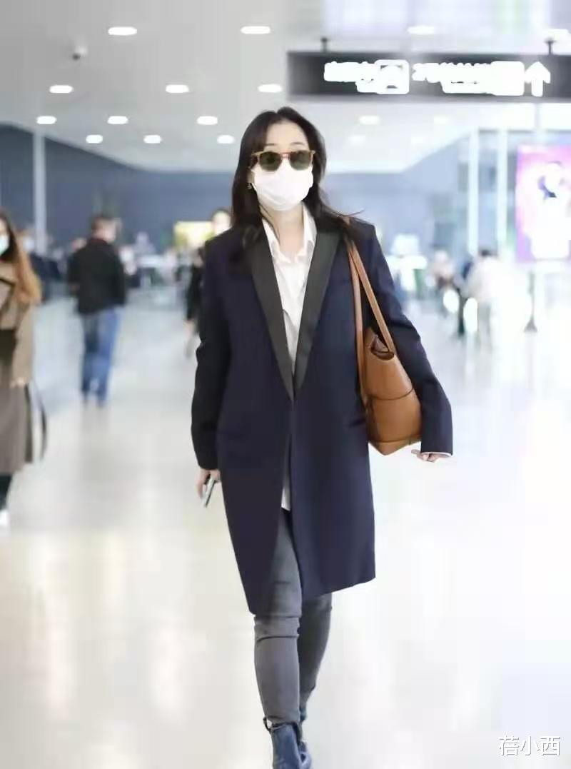 短裙 “梅婷”终于剪了短发，牛仔短裙“反着穿”，既洋气好看又显腿长