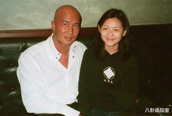 具俊晔|52岁具俊晔变身小飞人，为爱纹头发很逼真，聚餐与友人齐穿背带裤