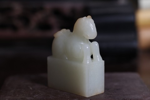 和田玉籽料|舊藏和田玉籽料“卧马题诗印章”