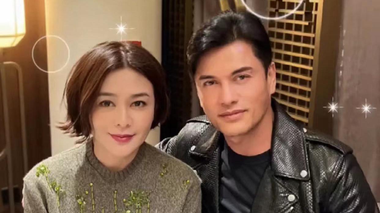 关之琳|关之琳回国和吕良伟吃大餐！贴身合影显亲密，丰腴白嫩戴35万手表