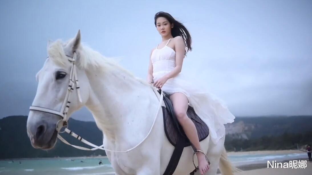 小姨子|郑恺小姨子海边拍片!赤脚穿吊带长裙骑马,打扮清凉身材比姐姐好