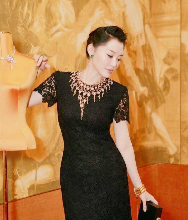 许晴|51岁许晴身材好“丰满”,黑色蕾丝长裙秀曲线,网友直呼:20岁