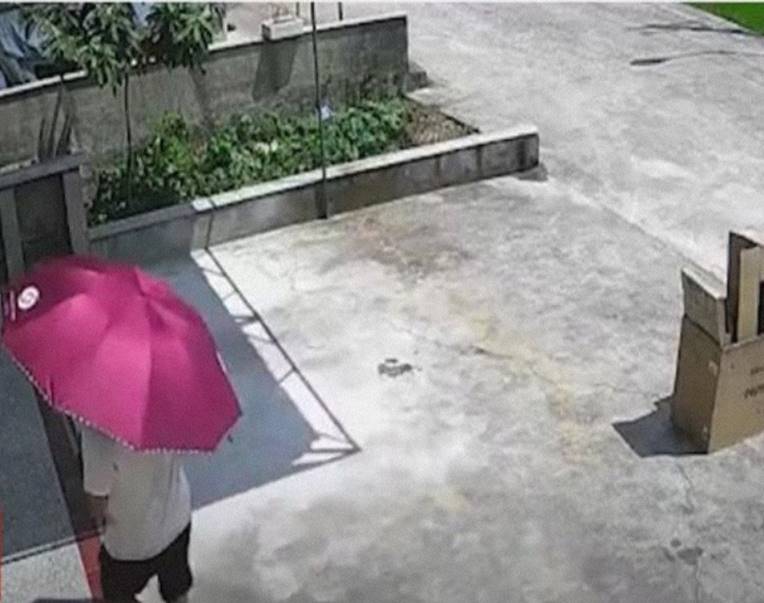 安徽一男子打伞偷盗内衣,不料被监控拍下全程,网友:何必如此