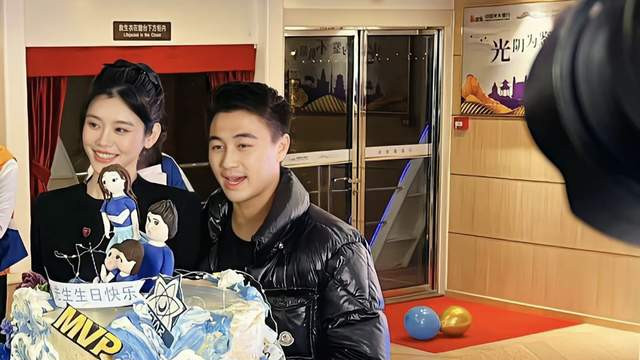 何猷君|28岁何猷君游轮庆生，卡车运送超大蛋糕需6人抬，与奚梦瑶秀恩爱