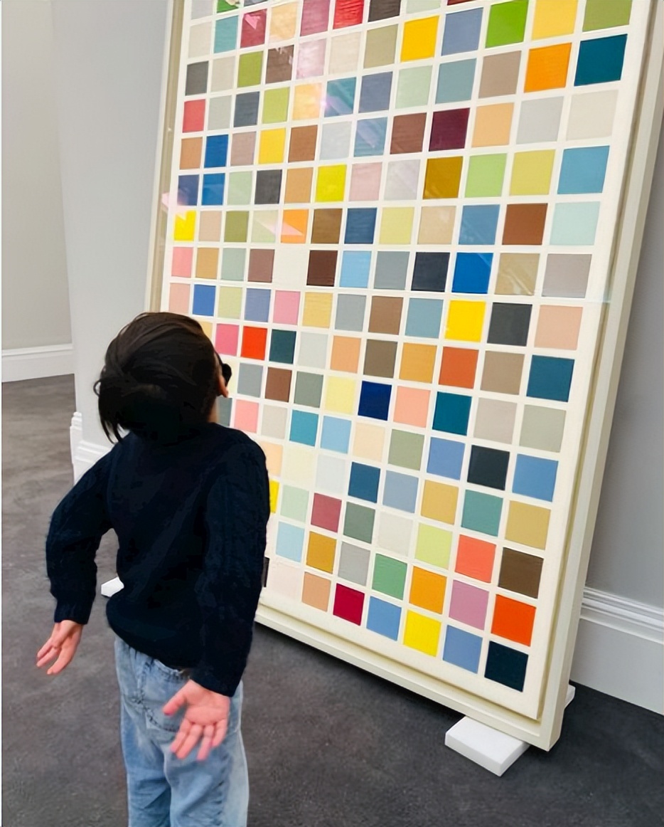 周杰伦|周杰伦带5岁儿子赏画，“密欧哥”长高不少，被赞是未来艺术家