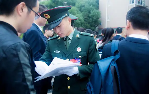 文职|2022年军队文职招聘再“遇冷”,月薪过万也无人问津,原因真现实