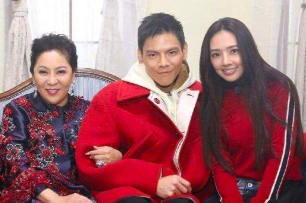 郭碧婷|向佐夫妇逛街被偶遇,郭碧婷长发披肩显年轻,女儿长得像妈妈