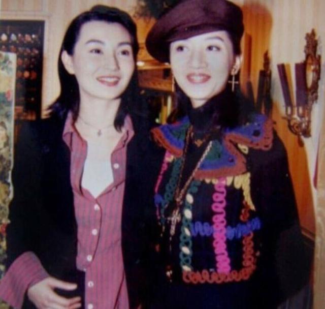 张曼玉|58岁张曼玉久违现身，身形消瘦模样大变，嘴歪眼斜脸部僵硬