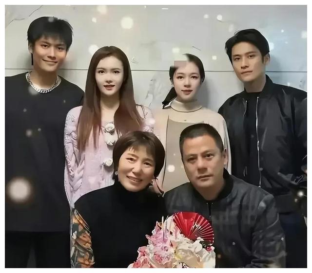 “小杨哥”爸爸自爆不雅视频后遭疯传，“小杨妈”恐崩溃