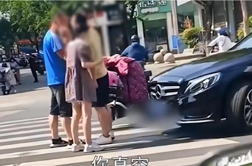 电动车撞到奔驰,本来能安心拿赔偿,因一句“穷鬼”被网暴
