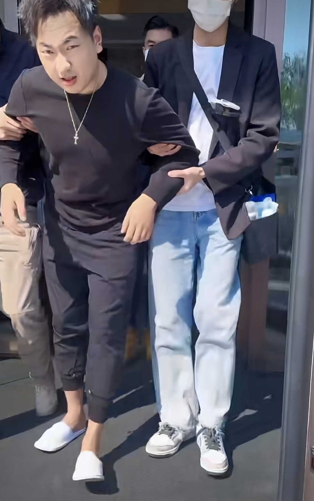 海来阿木|歌手海来阿木意外摔伤，行动不便需要两人搀扶，一瘸一拐表情痛苦