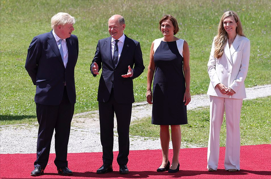 G7峰会大合影最新出炉！鲍里斯站C位，英国夫人穿2万5西装太美了