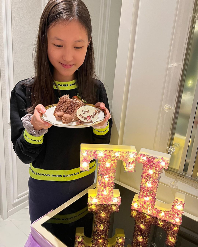 郭可盈|51岁郭可盈为爱女庆生！皮肤紧致气质惊艳，学霸女儿高颜值神似妈