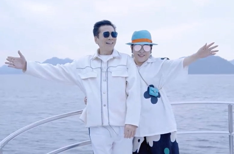 向太|?向太和老公坐游艇度假！胸口挂一个3万小包，耳朵上宝石巨大一颗