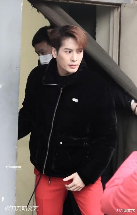 春晚|春晚彩排下班照:马丽穿万元大衣,贾玲又发福了,沈腾神秘未现身