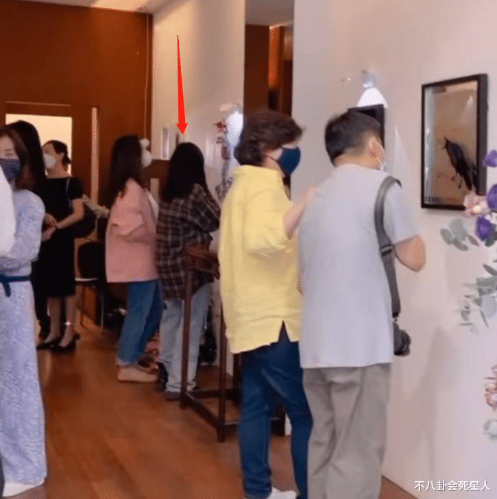 张学友|张学友17岁小女儿首露脸！穿背心身材有料，可惜没继承爸妈高颜值