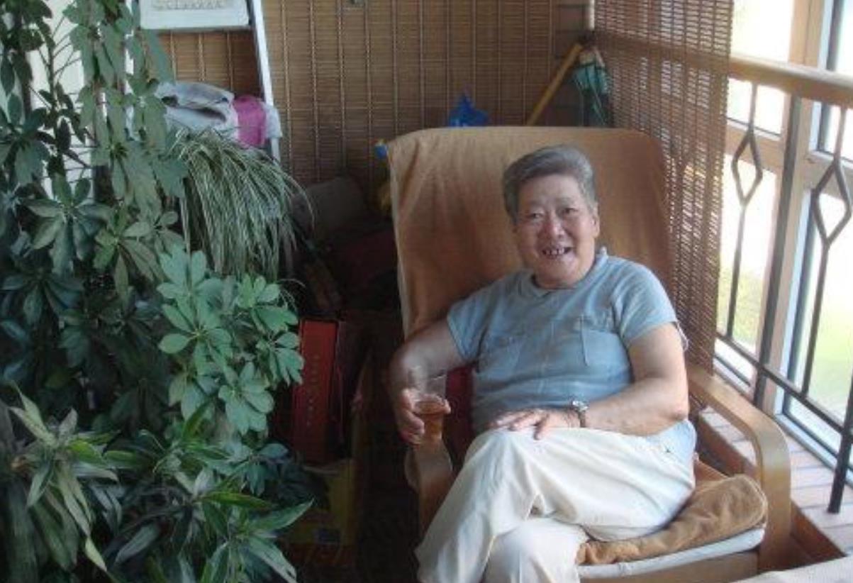 65岁大妈雇佣男保姆后,大妈:既不用生气,还可以享受生活,真好