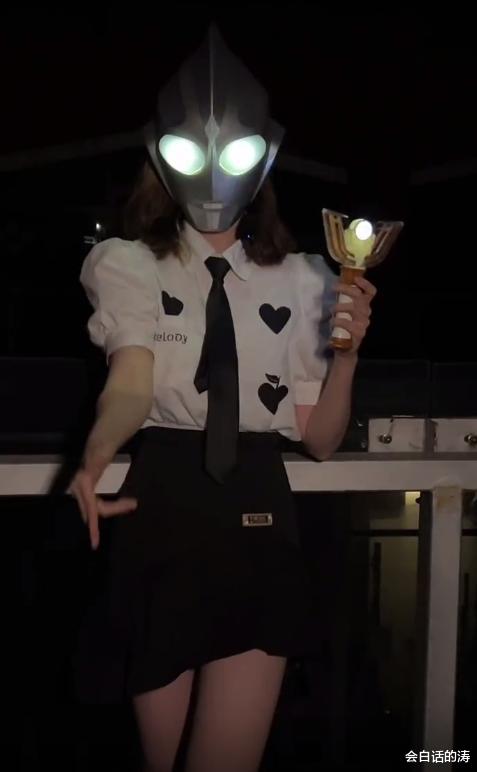 奥特曼|网红痞幼又作妖？穿JK跳舞秀大长腿，下蹲走路送福利，网友：该封