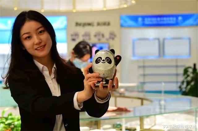 拥抱|天下一家+一起向未来！闭幕短片最后一幕催泪：俄乌选手拥抱庆祝