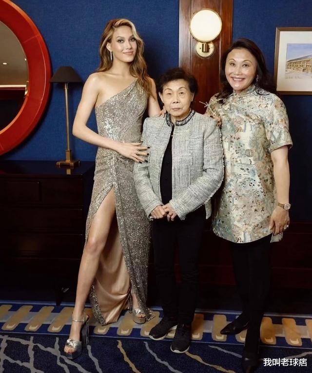 谷爱凌|羡慕谷爱凌！18岁穿一身名牌，一家人法国度假很甜蜜