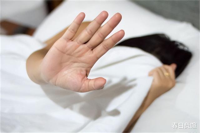 回顾男子醉后进错房间,女子错认丈夫与其发生关系,构成强奸吗?