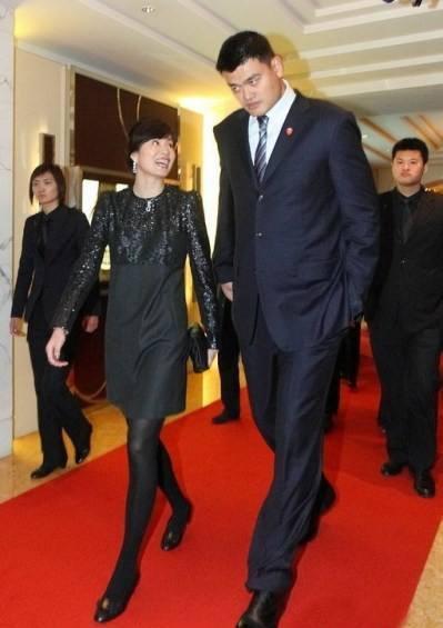 叶莉嫁给身高226cm,体重400斤的姚明后,睡觉之前,必须在床中间留出一