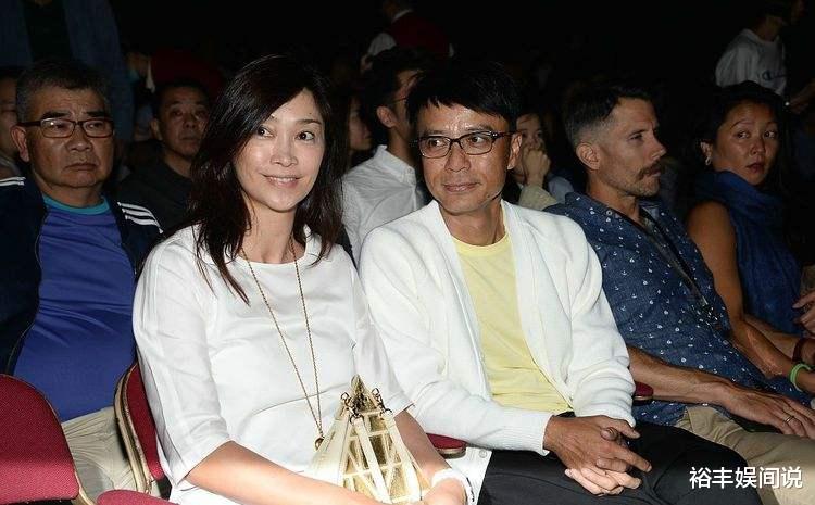 李克勤|李克勤夫妇现身杭州商场！港姐妻子穿短裙秀身材，48岁仍显青春