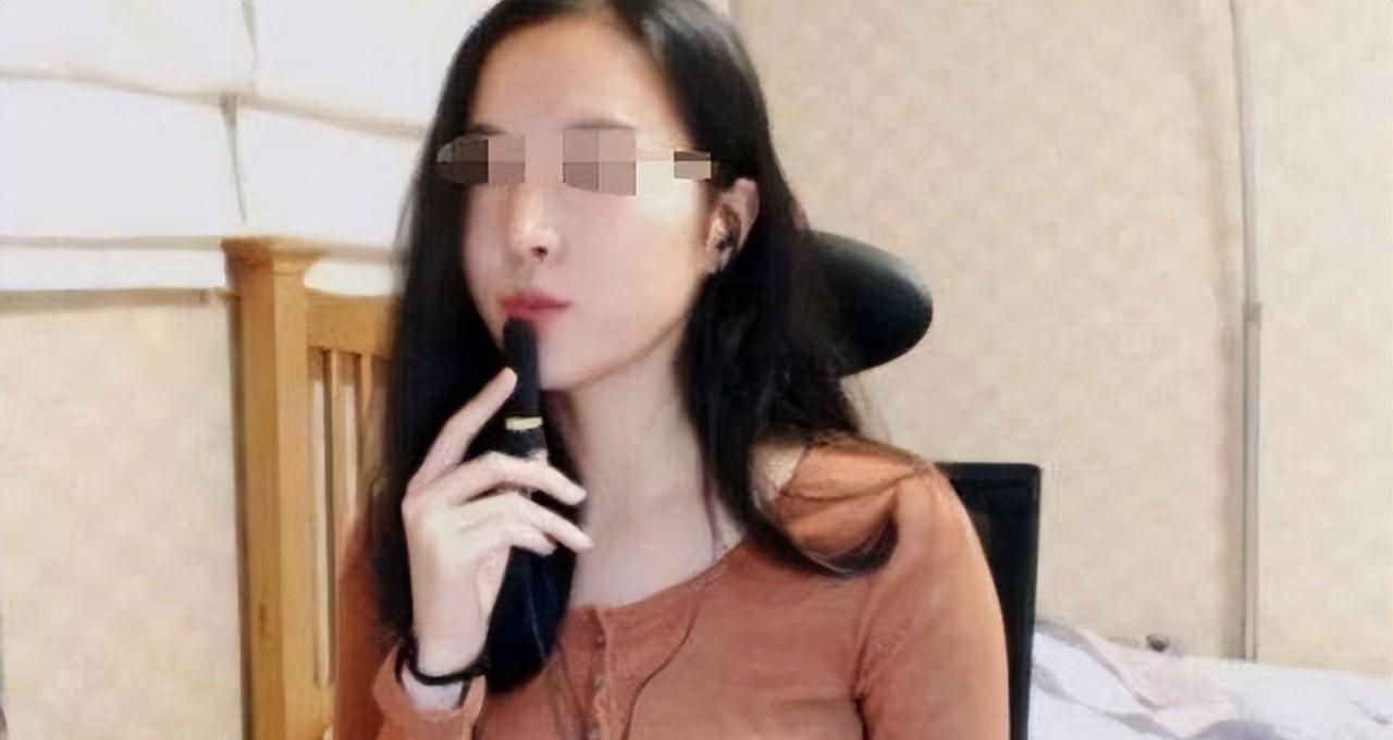 回顾男子每天睡桥洞,只为省钱给女主播刷礼物,自称:不刷睡不着