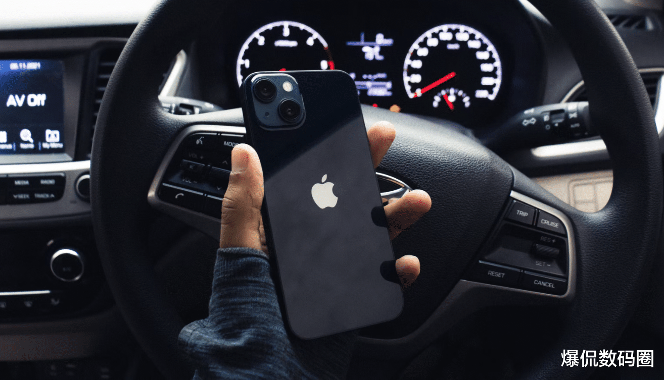 iphone13|为什么花5999元果断买iPhone 13的人，花3299元买国产机却很犹豫？