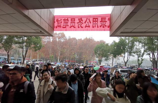 00后|00后整顿职场?超4成00后选择体制内,网友:“卷”的尽头是编制