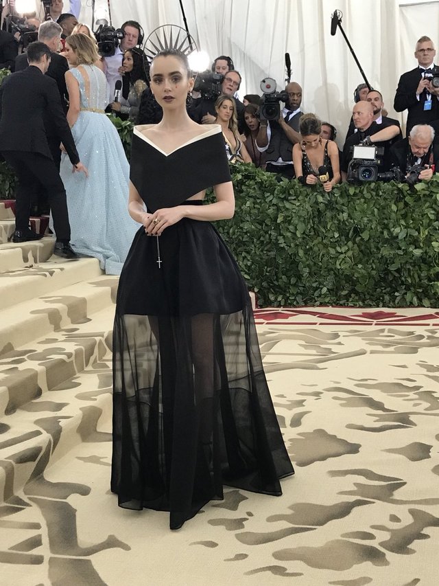 礼服 裸色妆容重回时尚圈？MET Gala大都会慈善晚宴上的彩妆流行启示