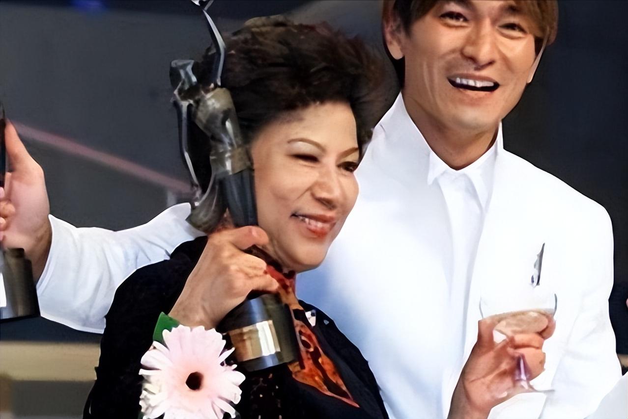 罗兰|只恋爱不领证！90岁歌手求爱成功，88岁女友终身未婚，晚年不孤单