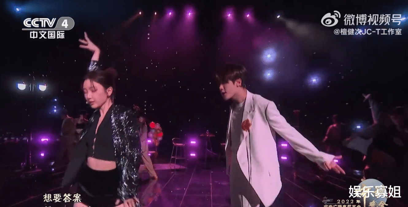 檀健次|央视中秋晚会,檀健次毛晓彤带来拉丁双人舞,演绎《孤独颂歌》