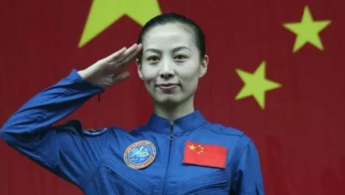 王亚平上天回来后,36岁高龄生下一个女儿,拥有四项优待
