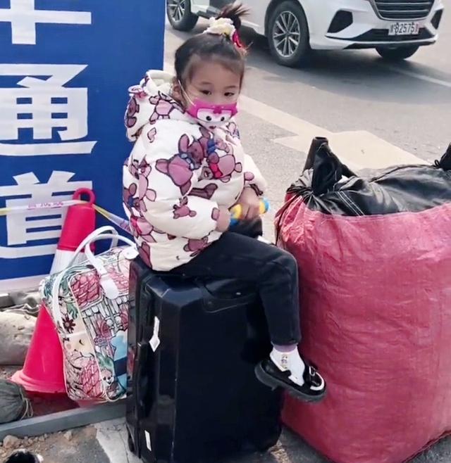 河南:远嫁6年,女子生2个女儿被老公赶出家门,最小的孩子刚满月