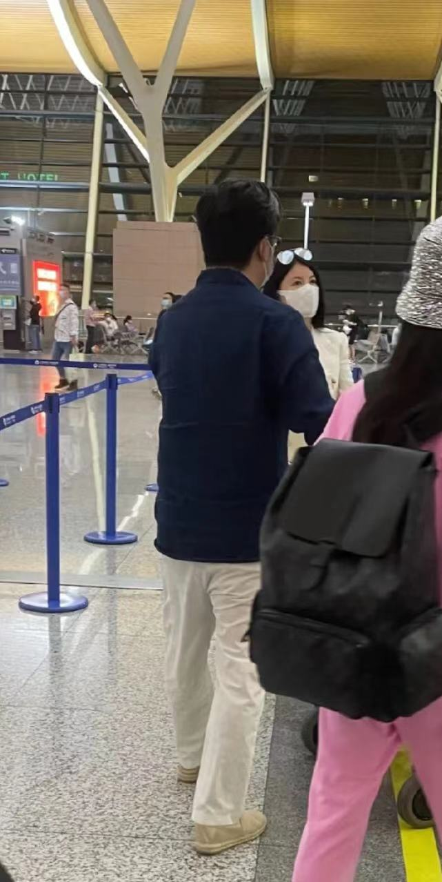 李湘王岳伦疑复合！一家三口现身机场，王诗龄瘦身成功长腿瞩目