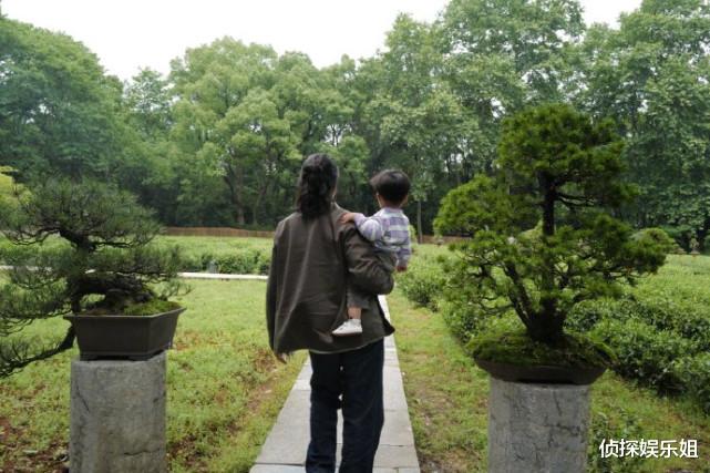 朱丹|朱丹晒一家四口幸福时光，周一围单手抱娃秀爸爸力，长发造型抢镜