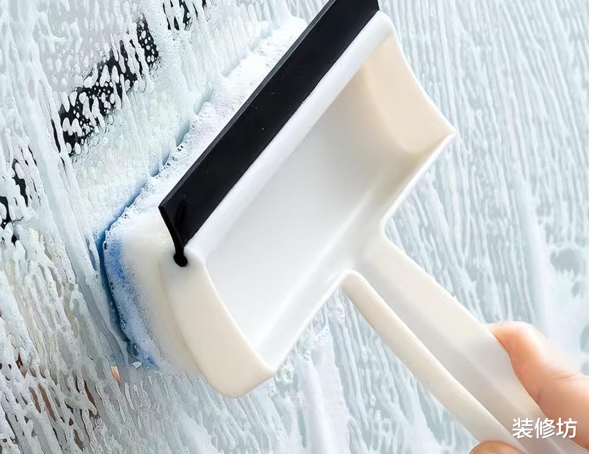 玻璃用清水擦比不擦还脏？试试保洁阿姨这招，干净透亮不粘灰