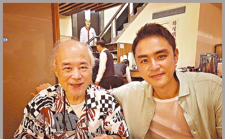 明道|明道脱身张庭公司后，留台尽孝照顾年迈母亲，2岁儿子抢推轮椅