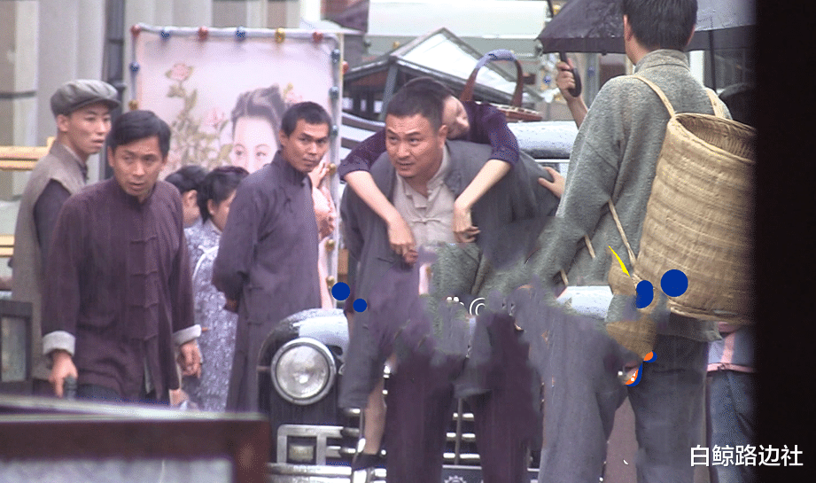 |42岁董洁新戏路透曝光！冒雨趴在男演员背上，助理帮忙撑伞引争议