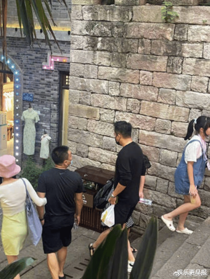 汪小菲|汪小菲「穿情侣鞋」伴游张颖颖！挨亏紧咬大S：报复性热搜