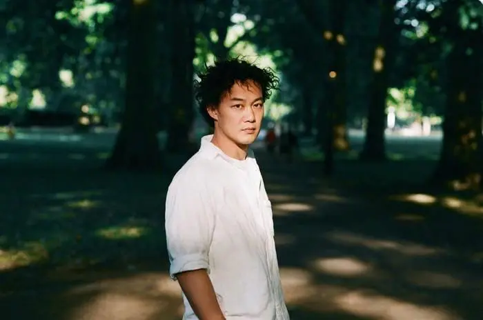 罗文|香港歌手等级分层，第一层，罗文，香港男歌手中唯一唱现场效果能与录音室比美的