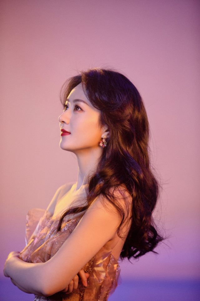 赵丽颖|赵丽颖甜美风造型太开挂！穿薄纱裙仙气十足，怼脸拍下轻松抗住镜头