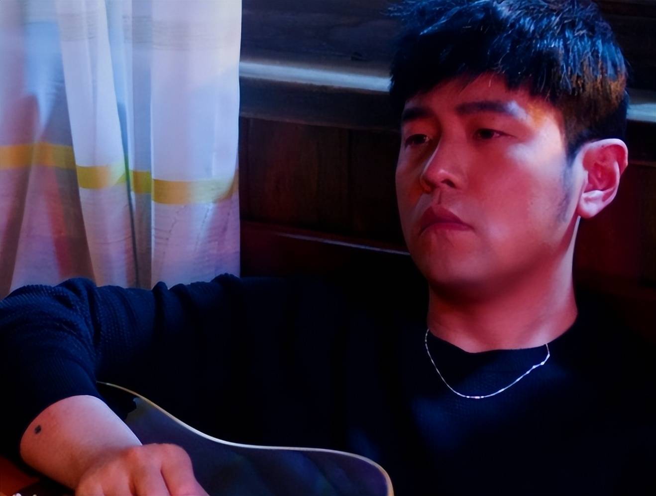 周杰伦|周杰伦新专二次收费引争议，国内必须购买，海外免费听