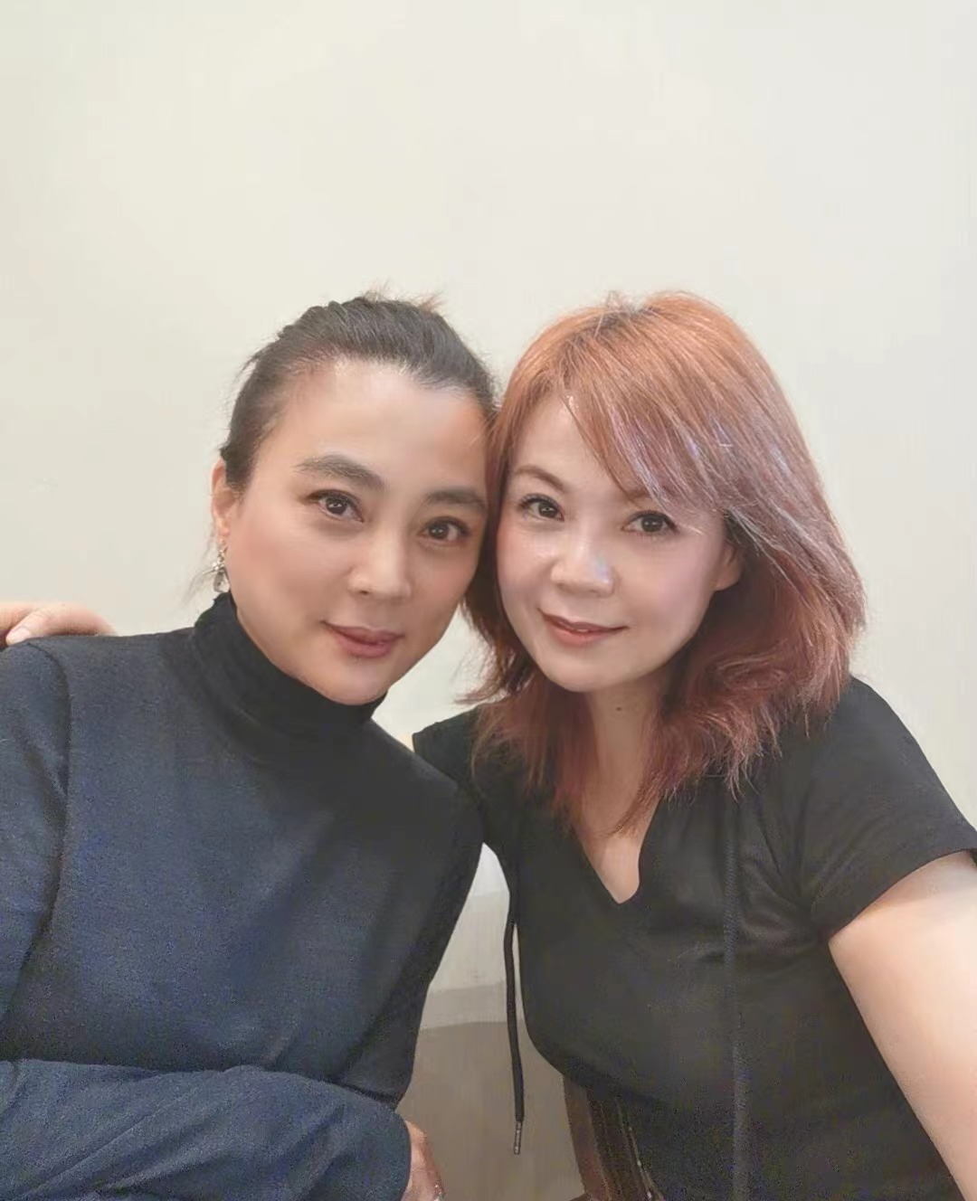 黄宗泽|周冰倩隐退9年罕露面！当单亲妈妈风采依旧，皮肤紧致容颜不老