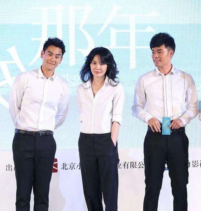 王菲 王菲长发也太气质了，衬衫西裤穿出文艺感，旁边俩男士都看直了眼