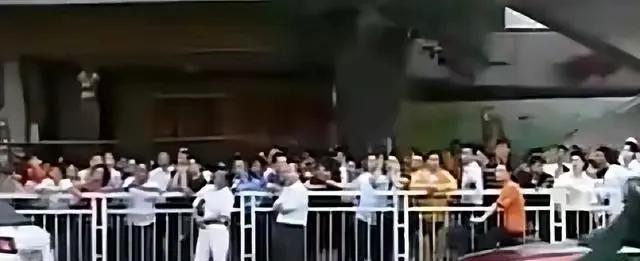 2011年,16岁男孩跳桥,安徽19岁女孩一吻救人,真相大白后被赞扬