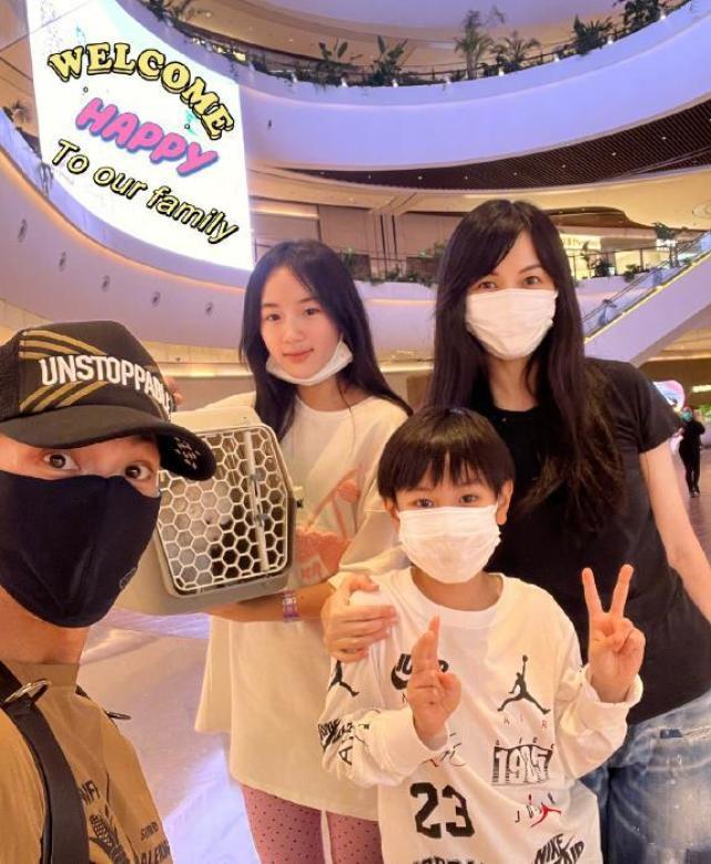 吴尊|吴尊一家新冠痊愈后，飞回文莱探亲，提6箱行李现身机场欢乐回家