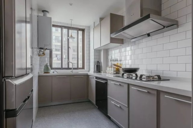 98㎡文艺复古风,大胆跳色+通铺人字拼地板,感受一整屋的浪漫